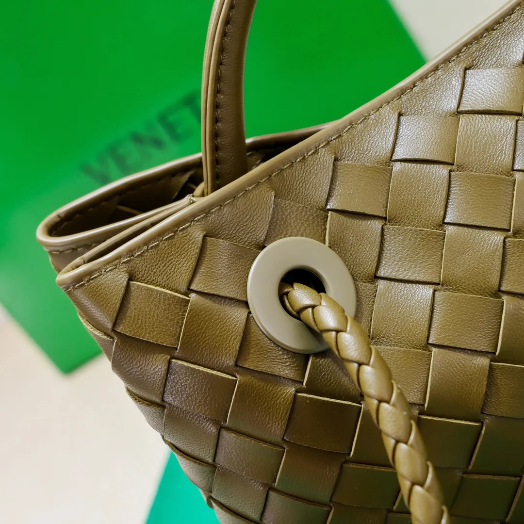 Batch 1860 B's 2024 spring and summer new style continues the brand's woven style with detailed metal knot switch buckles. This time, the shoulder straps are also made into tube weaves, showing different craftsmanship. The carrying method is versatile to create more different styles. Intrecciato woven leather small handbag, equipped with sliding crossbody strap. Internal compartments, including 1 zipper pocket and 2 open pockets with magnetic buckle closure. Size: 25*20*10cm, model: 7463#